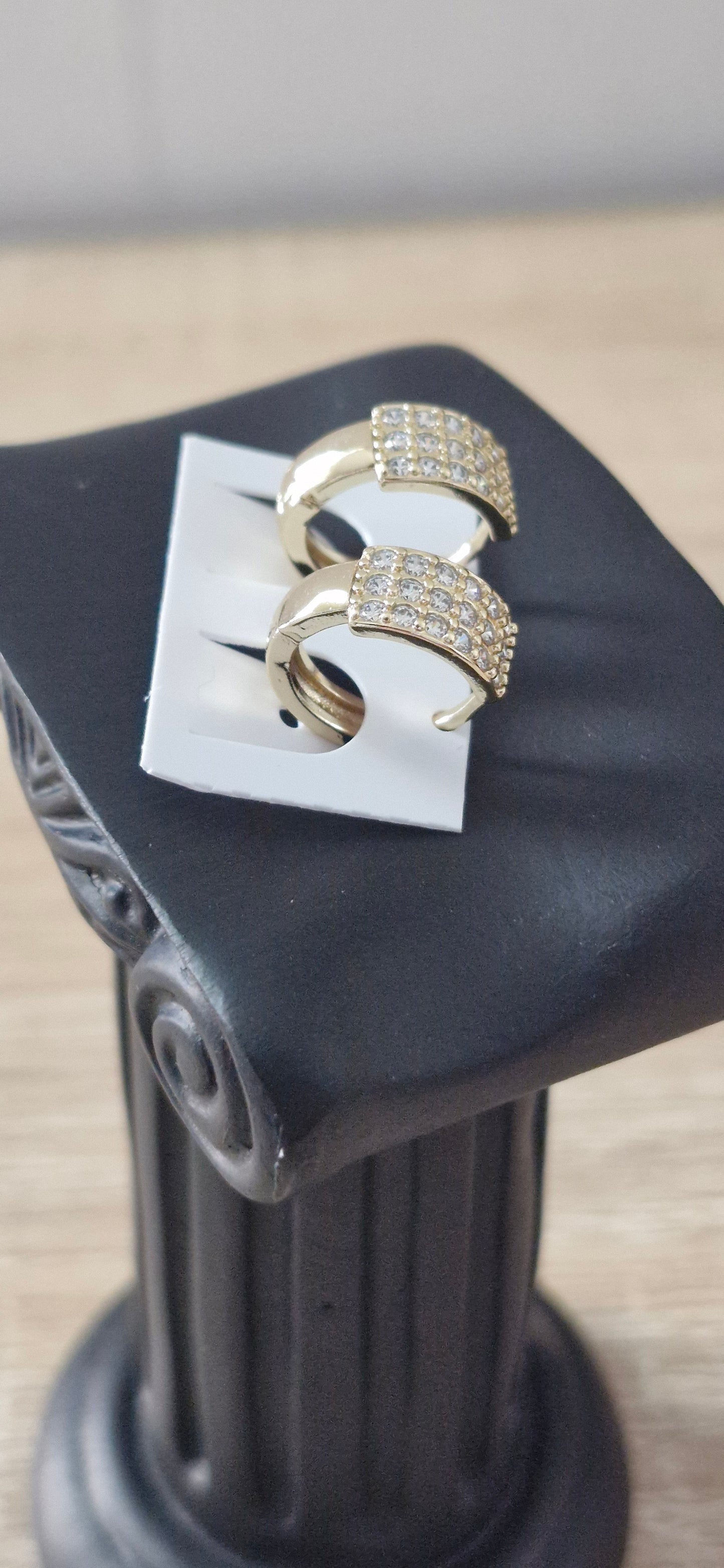Aretes huggies con circonias