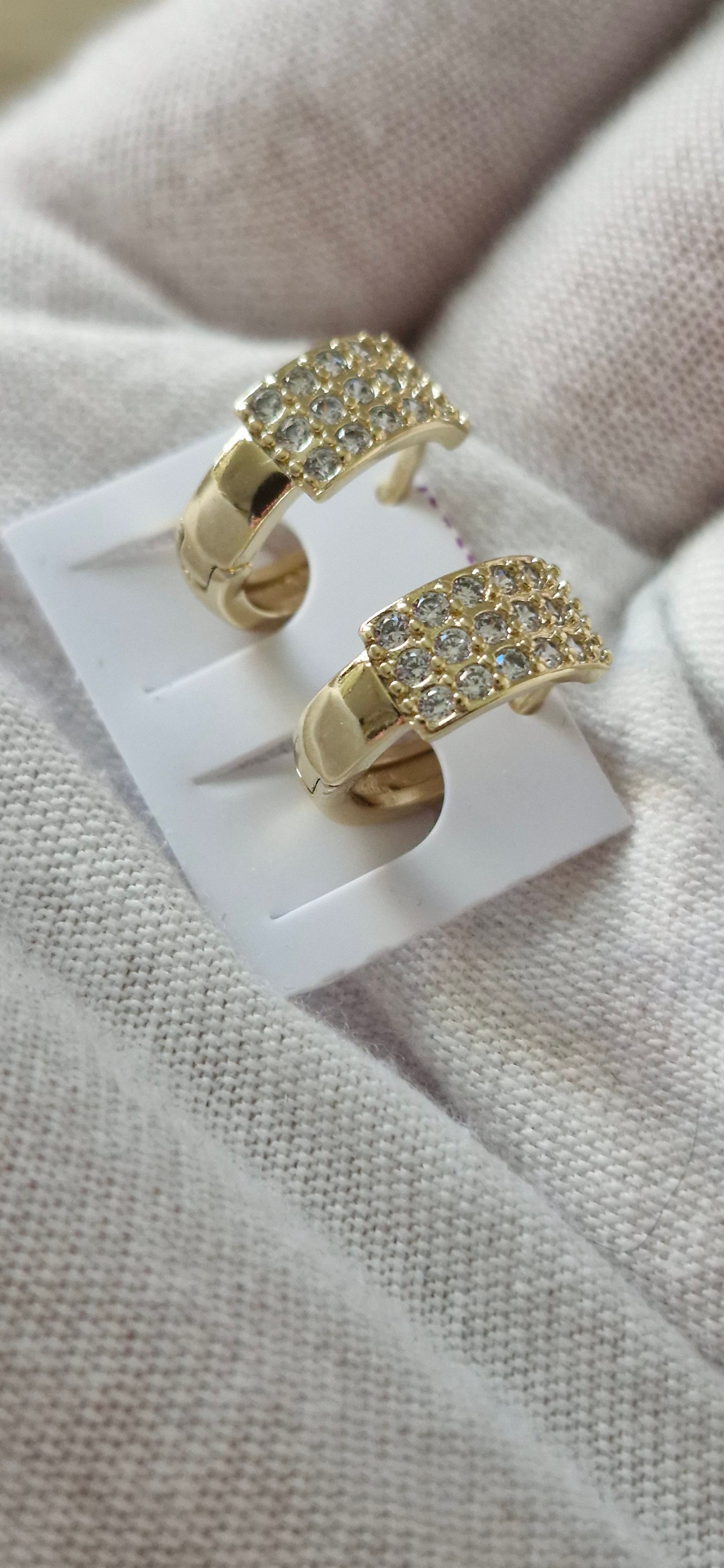 Aretes huggies con circonias