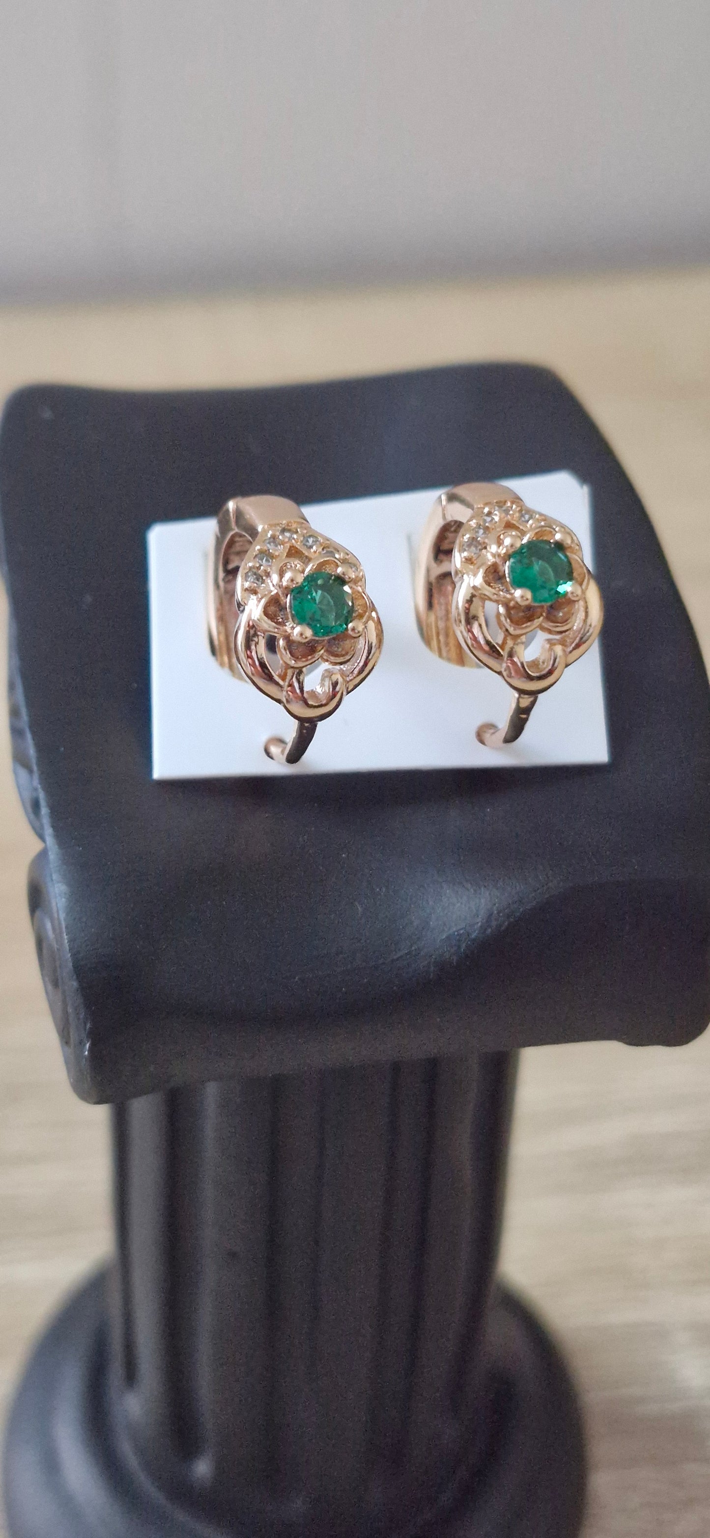 Aretes broche de flor con baño de oro rosa y circonia verde
