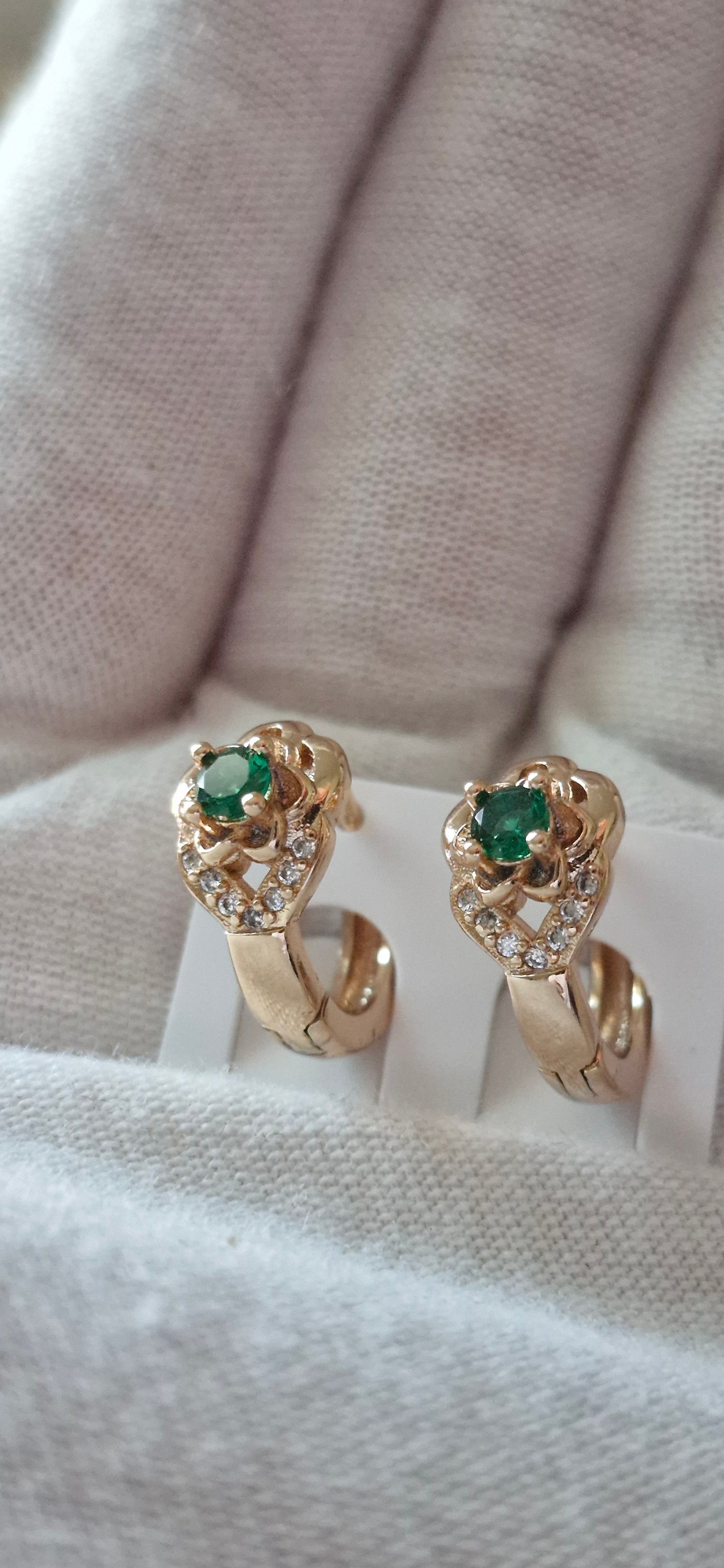 Aretes broche de flor con baño de oro rosa y circonia verde