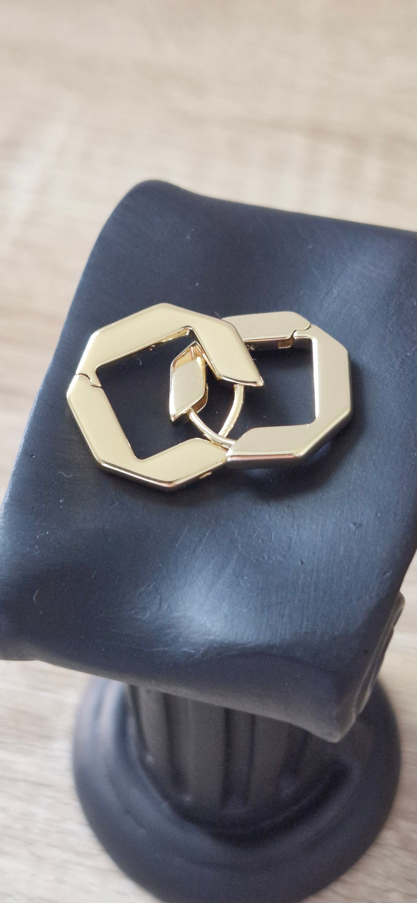 Arete Aro octagono con baño de oro