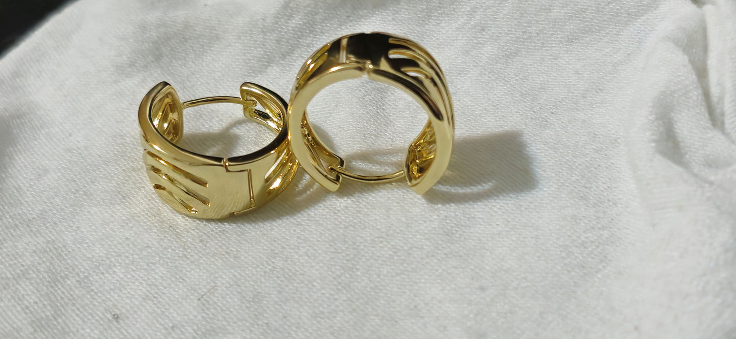 Arete de aro baño en oro y patron de ondas