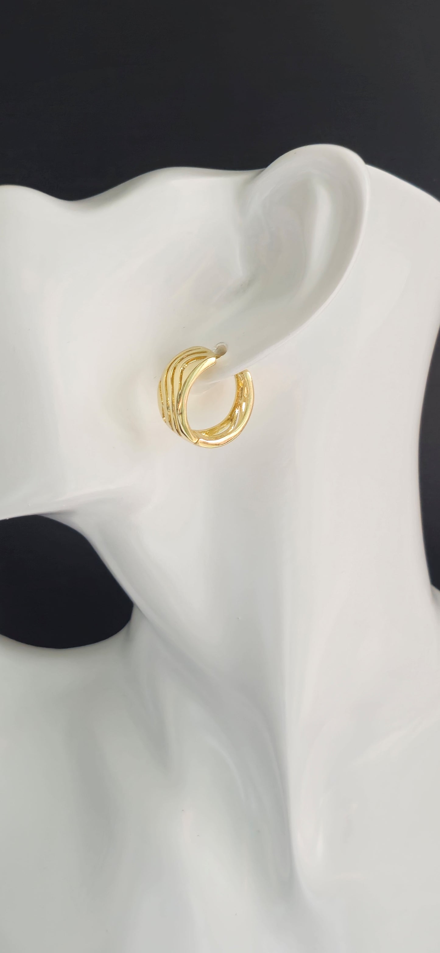 Arete de aro baño en oro y patron de ondas