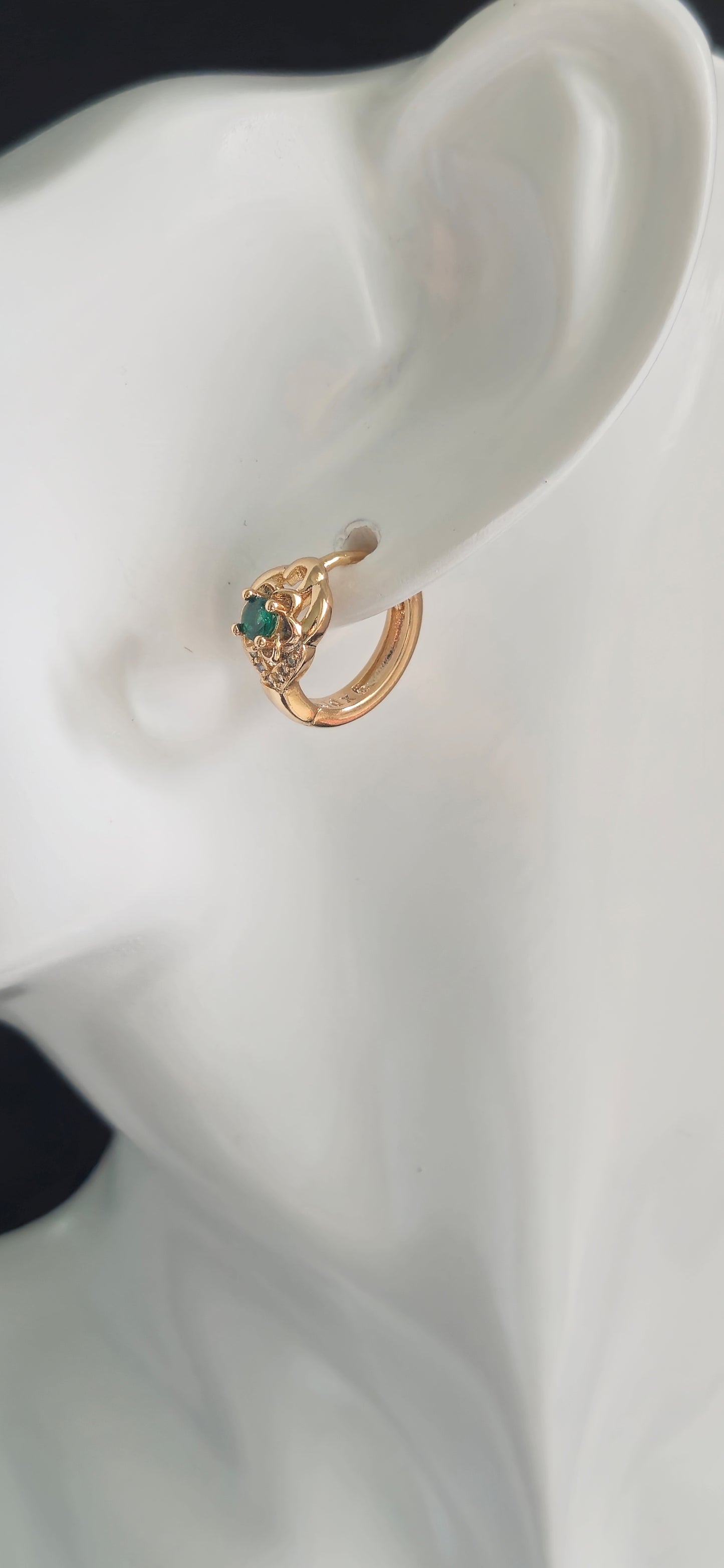 Aretes broche de flor con baño de oro rosa y circonia verde