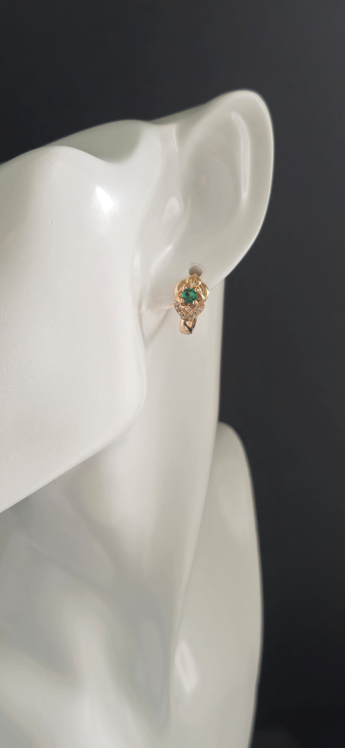 Aretes broche de flor con baño de oro rosa y circonia verde