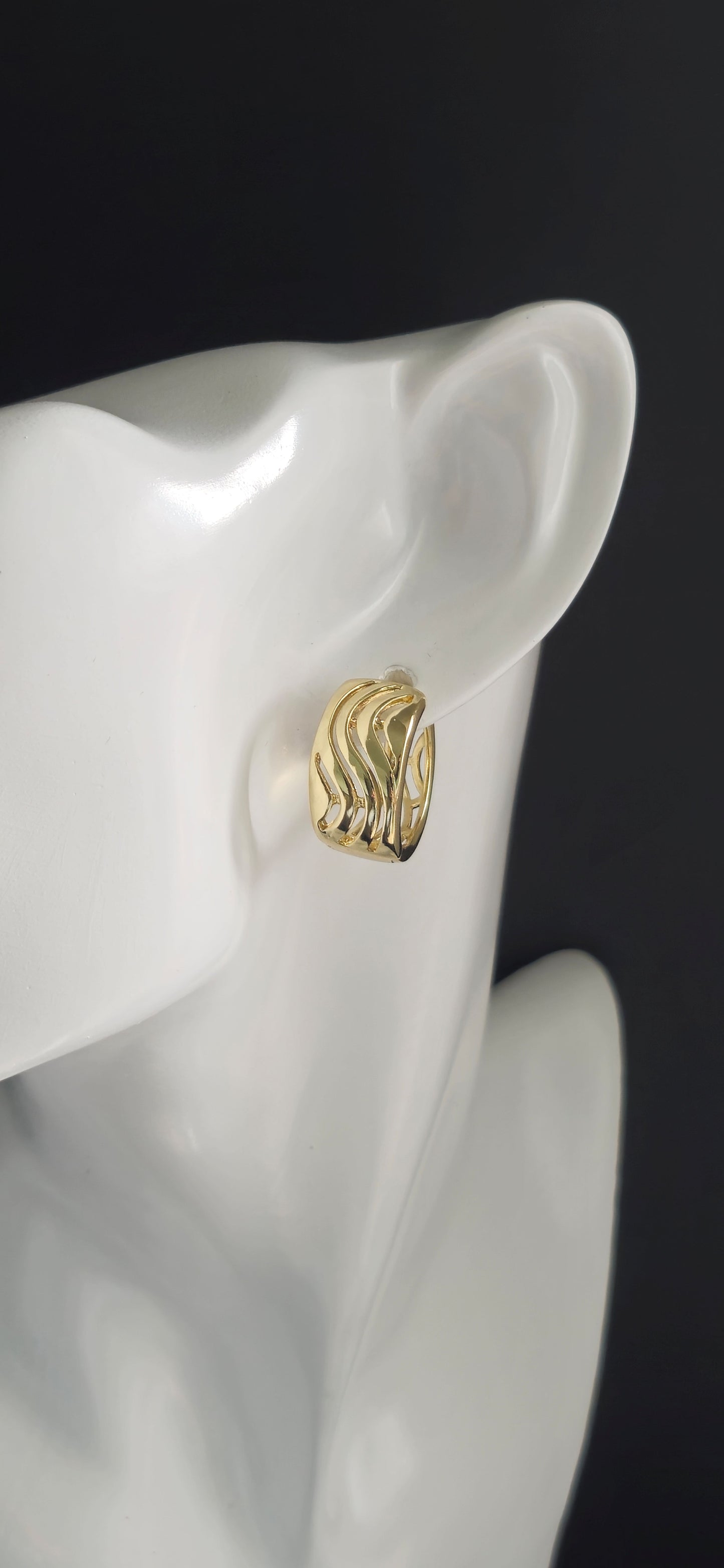 Arete de aro baño en oro y patron de ondas