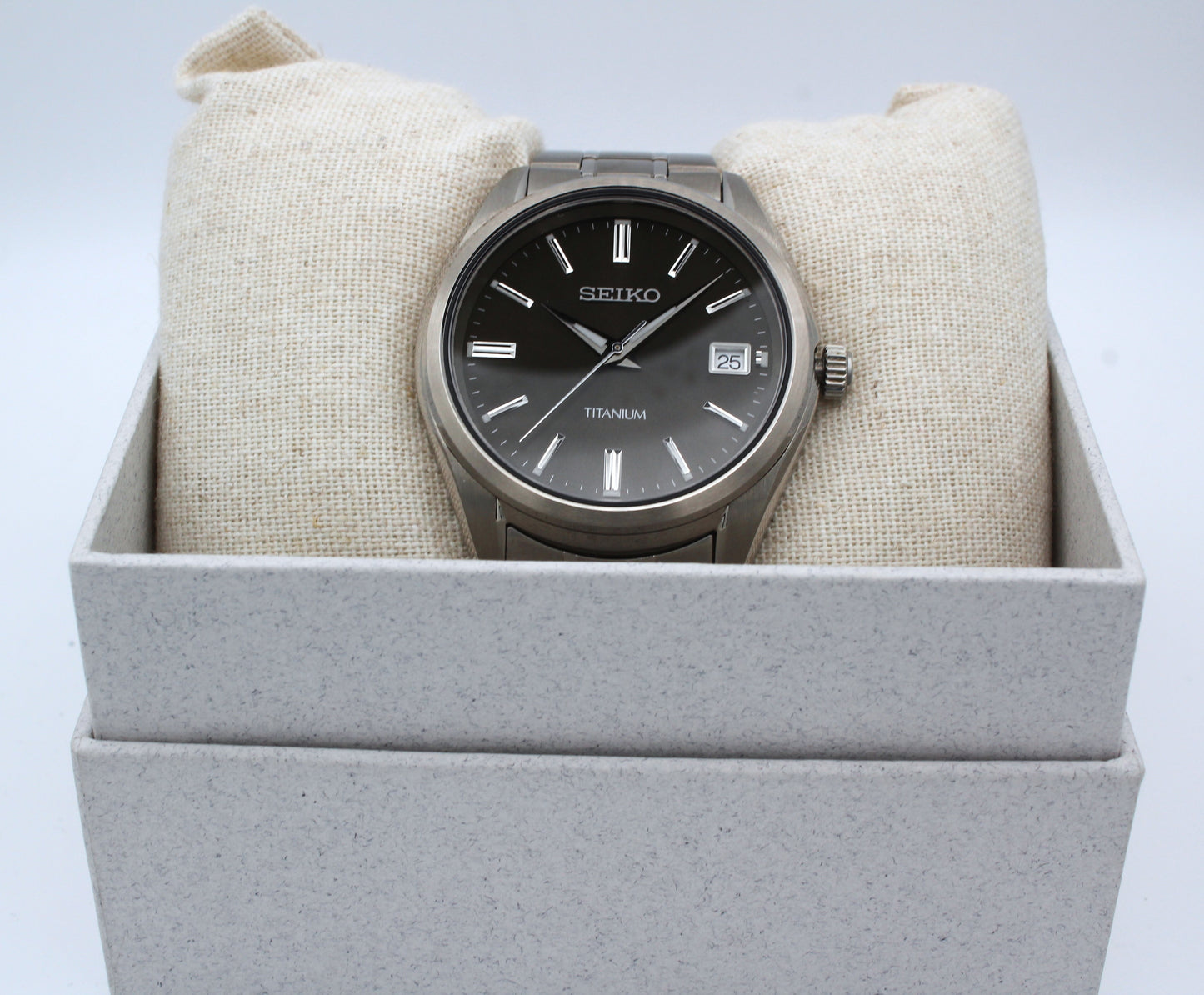 Seiko SUR375 – Clasico de titanio liviano y elegante