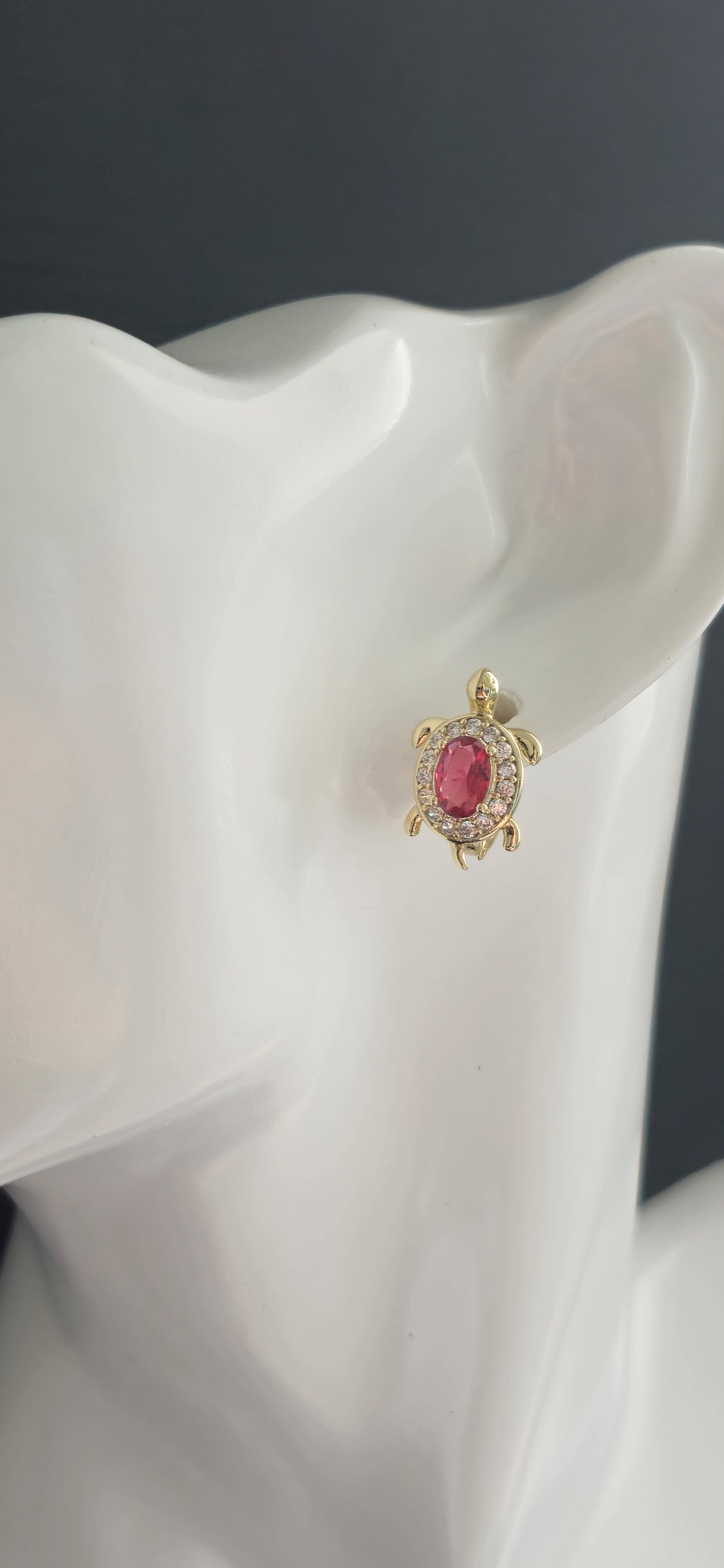 Aretes de tortuga con circones fucsia
