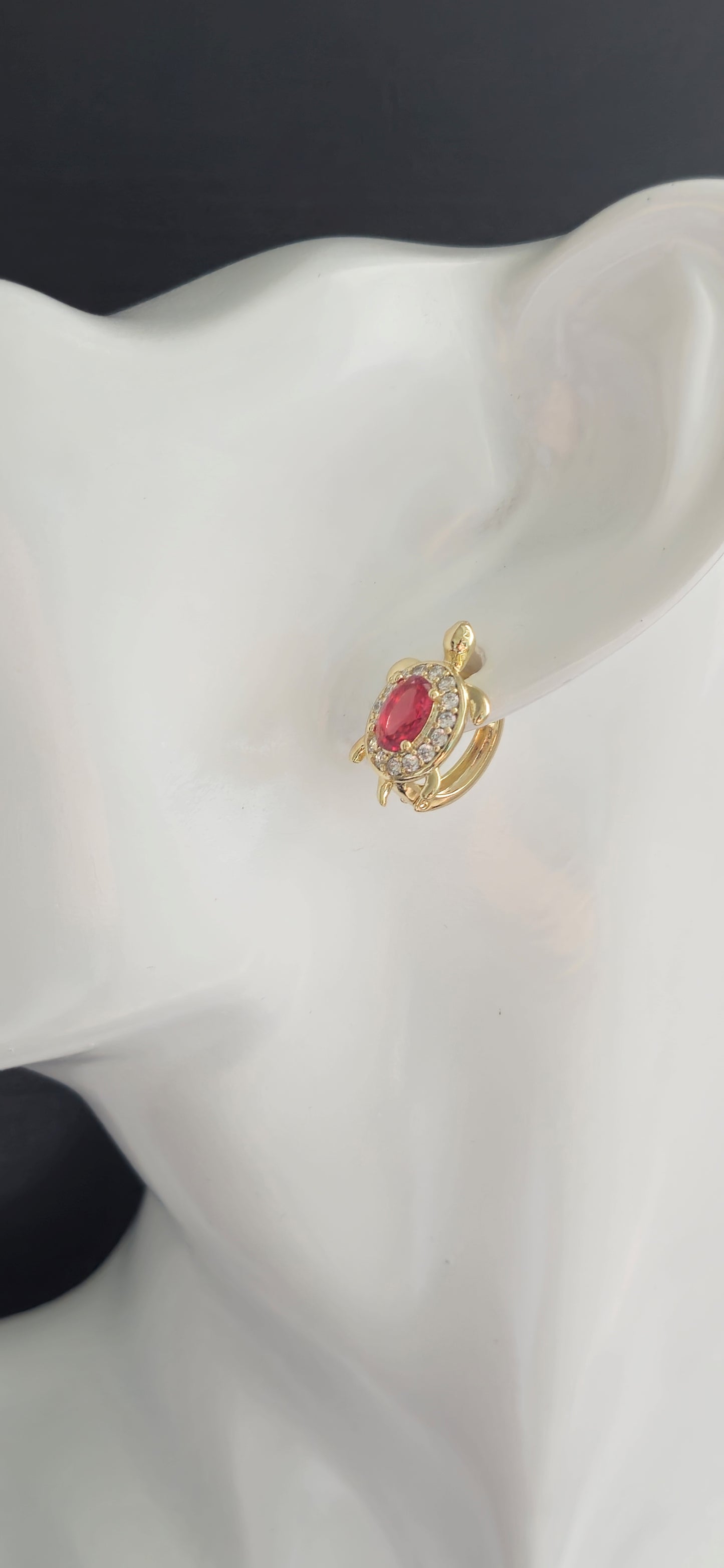 Aretes de tortuga con circones fucsia