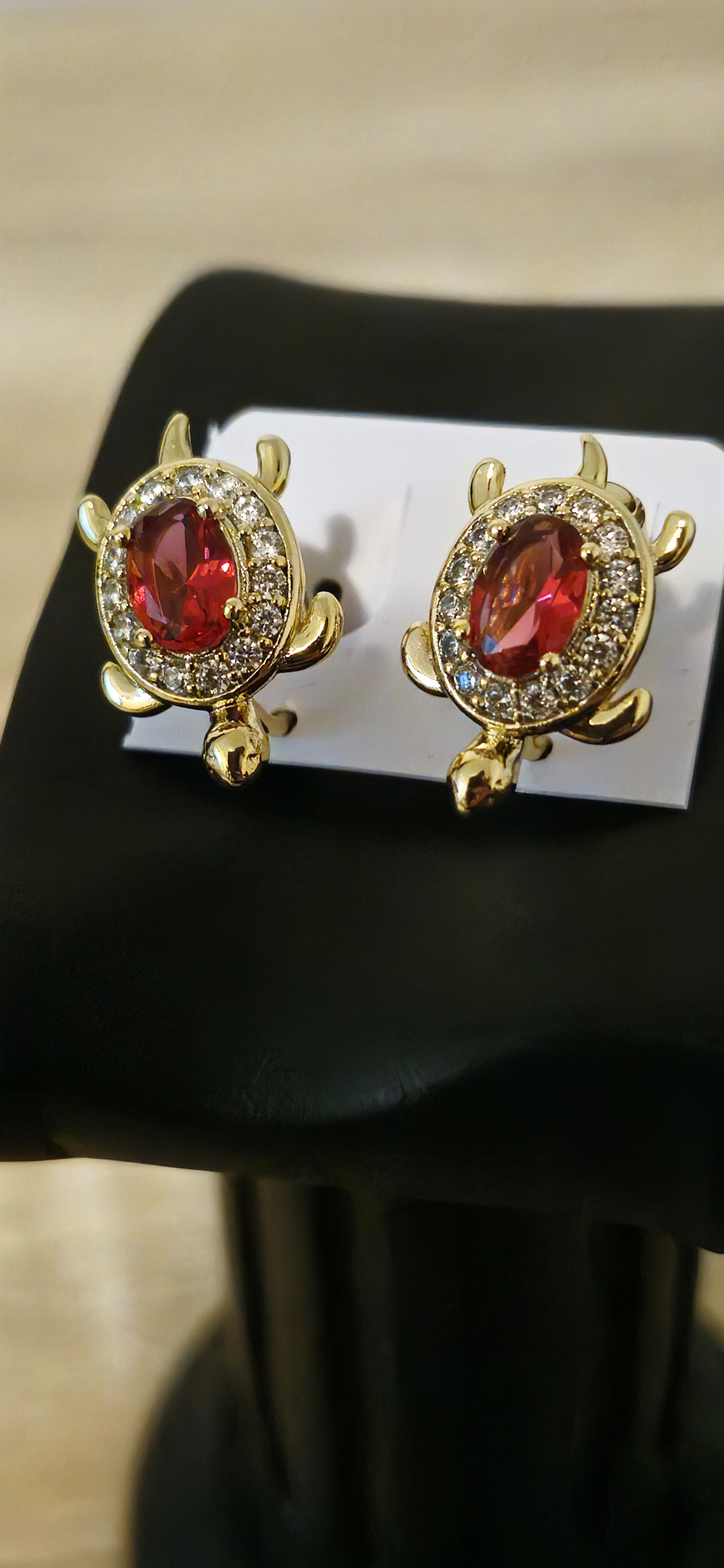 Aretes de tortuga con circones fucsia