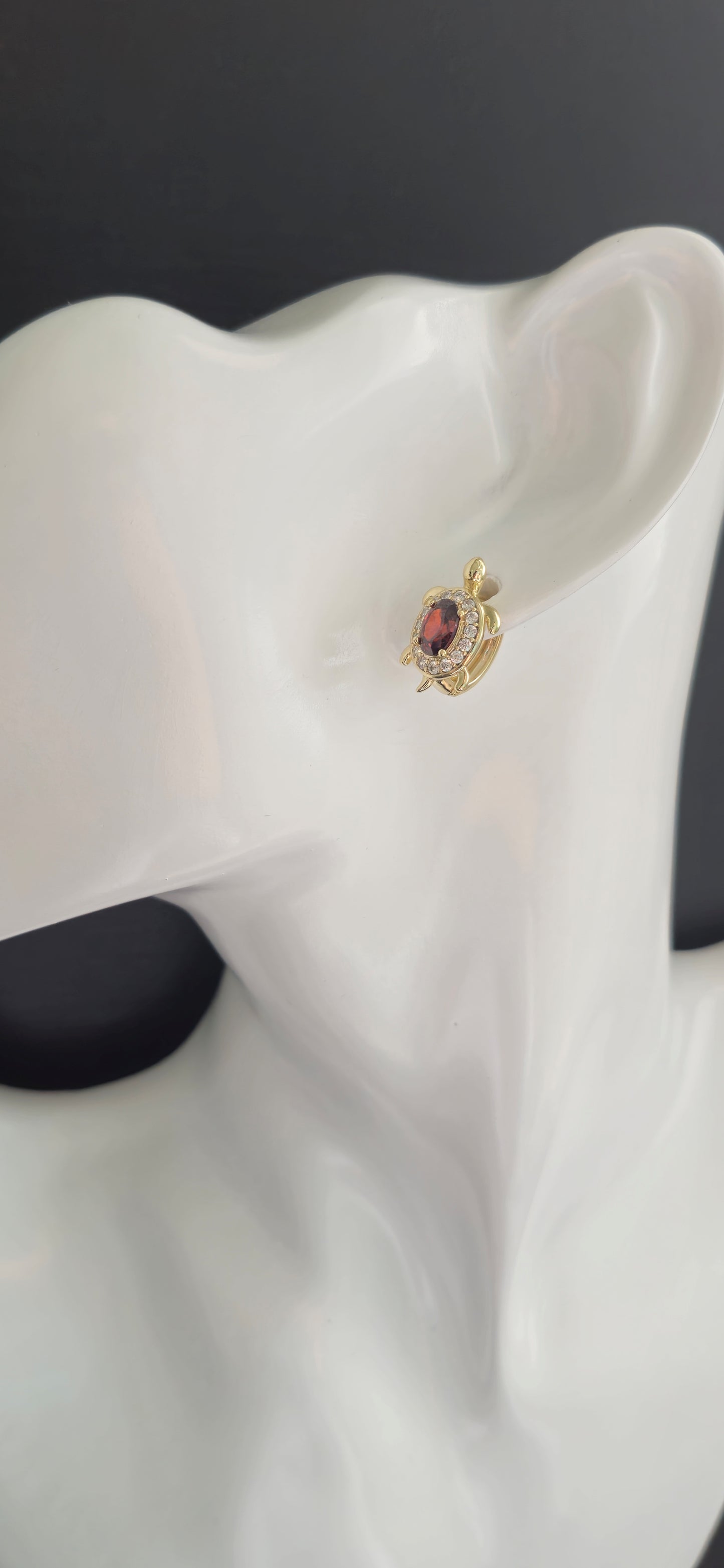 Aretes de tortuga con circones rojo