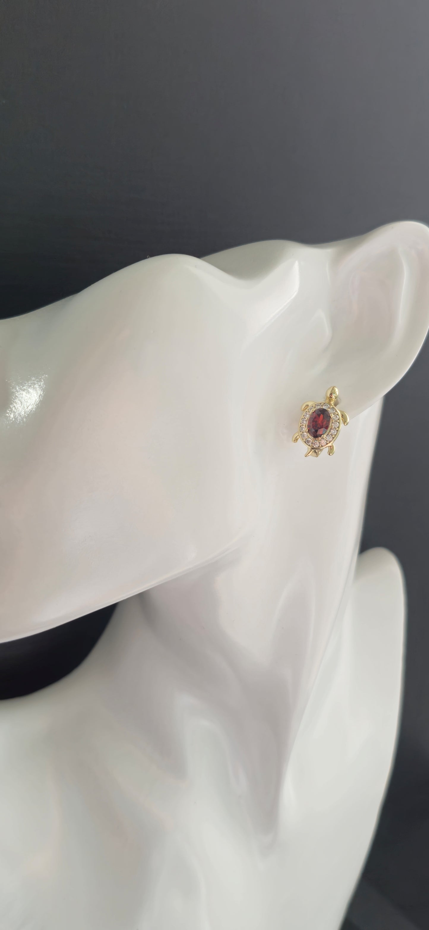 Aretes de tortuga con circones rojo