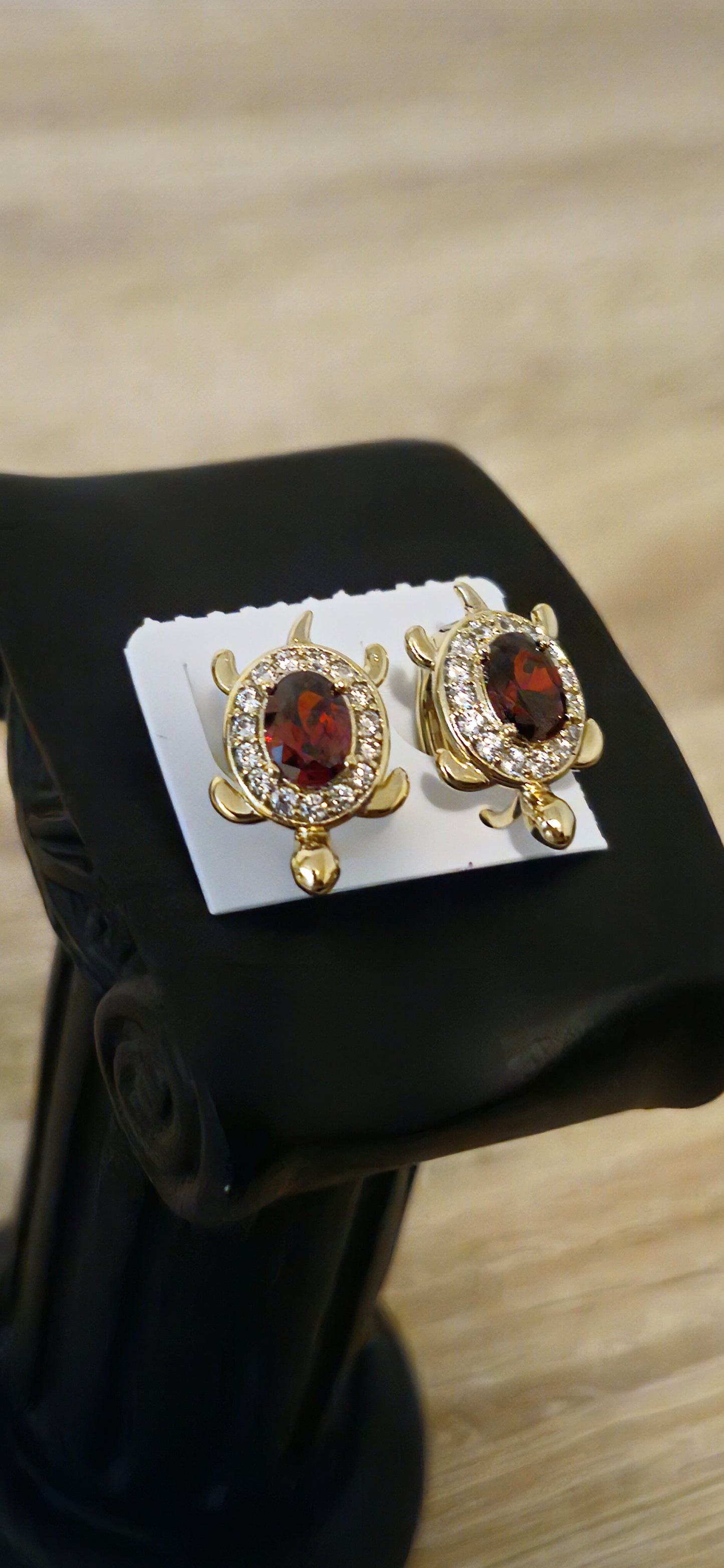 Aretes de tortuga con circones rojo
