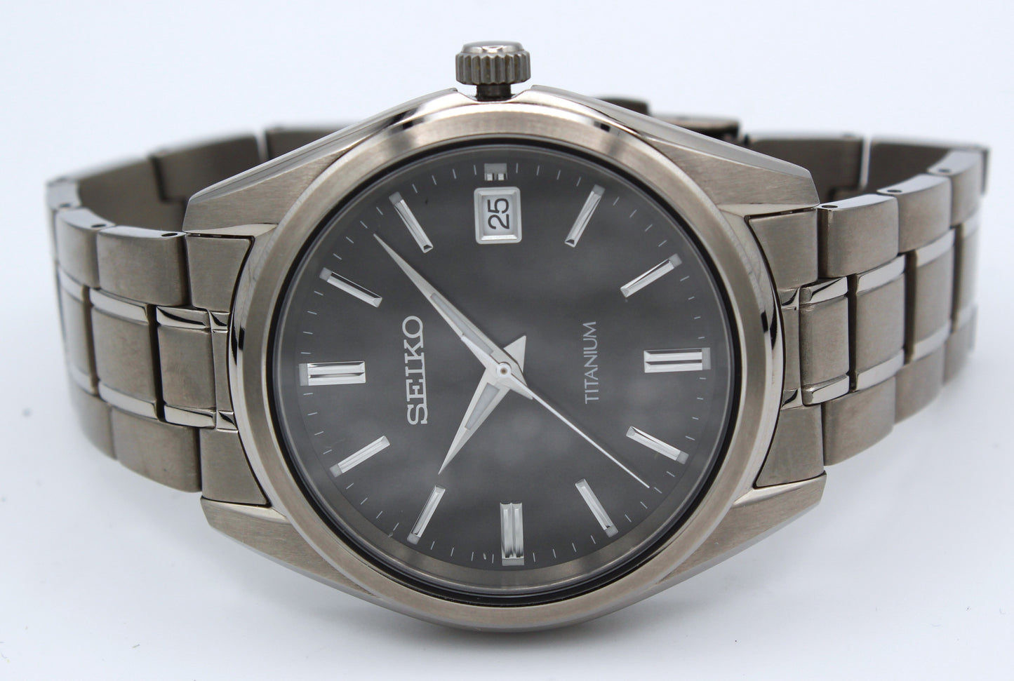 Seiko SUR375 – Clasico de titanio liviano y elegante