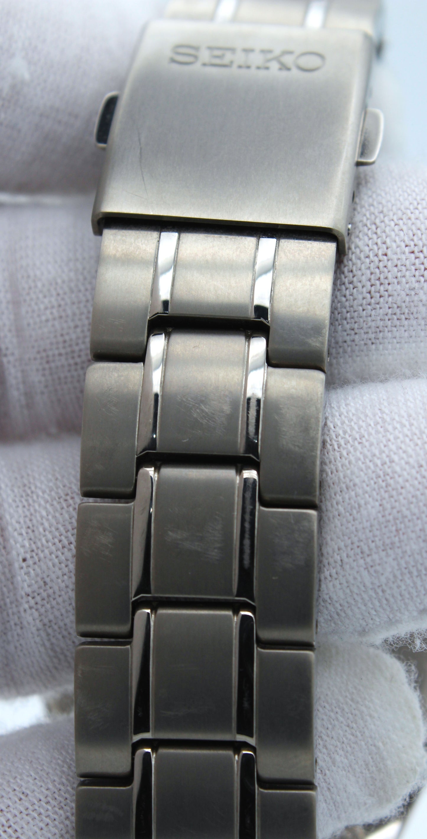 Seiko SUR375 – Clasico de titanio liviano y elegante