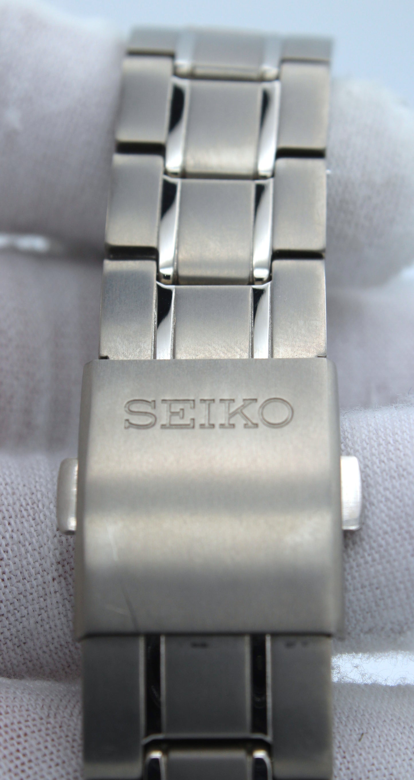 Seiko SUR375 – Clasico de titanio liviano y elegante