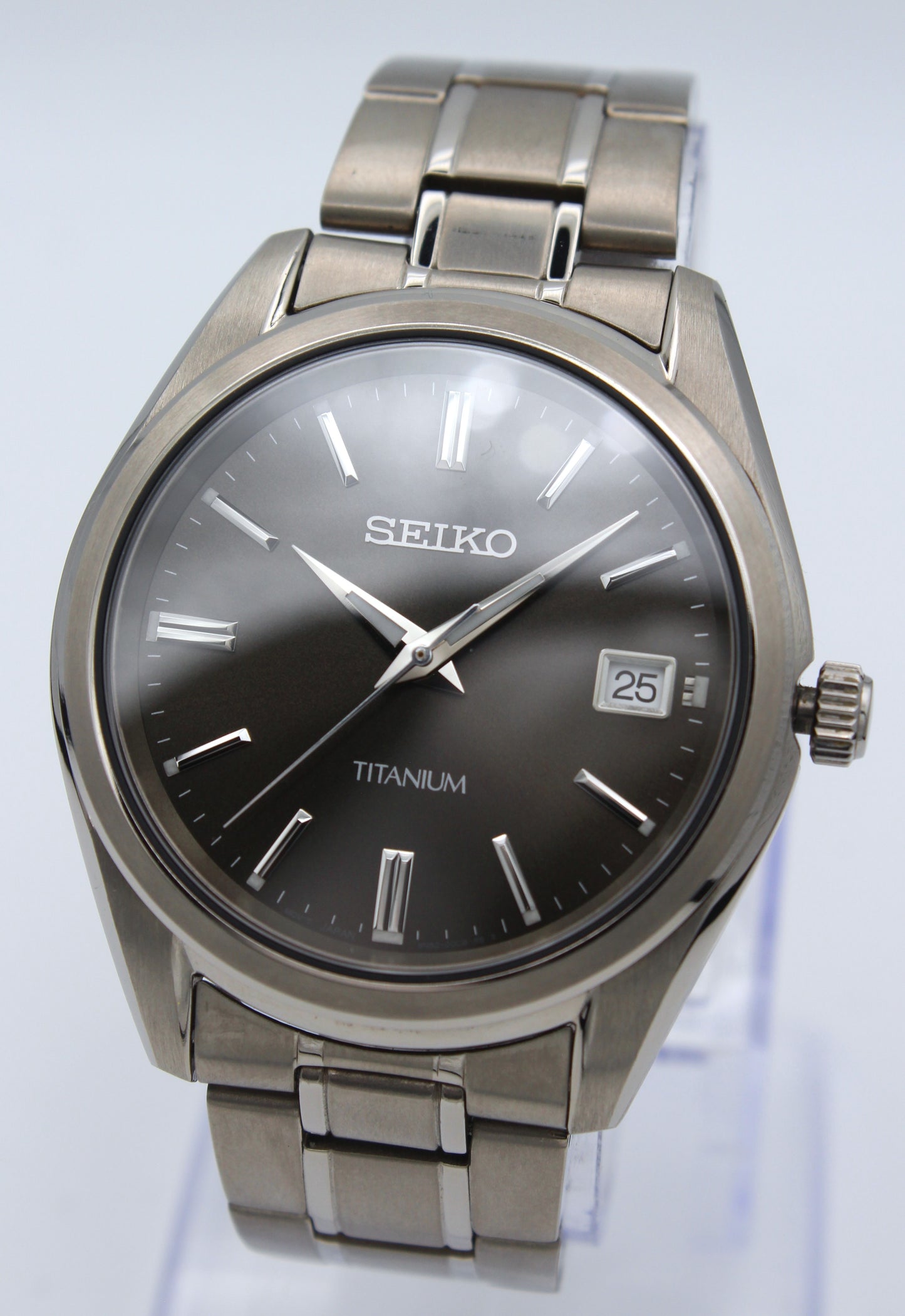 Seiko SUR375 – Clasico de titanio liviano y elegante