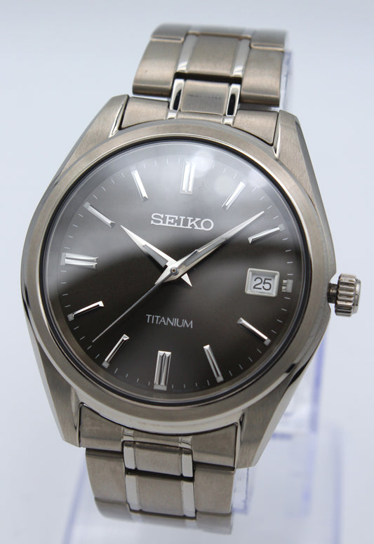 Seiko SUR375 – Clasico de titanio liviano y elegante