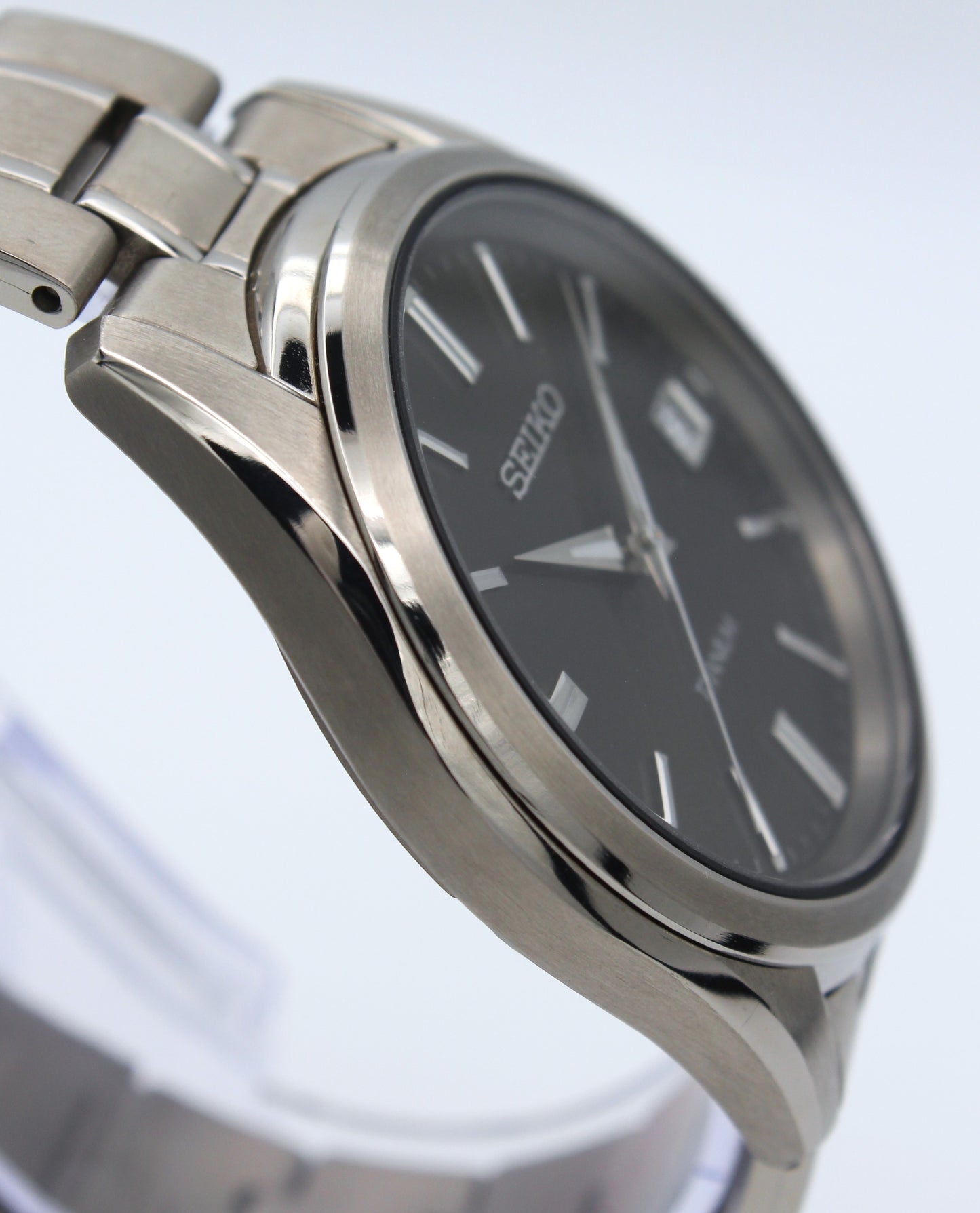 Seiko SUR375 – Clasico de titanio liviano y elegante