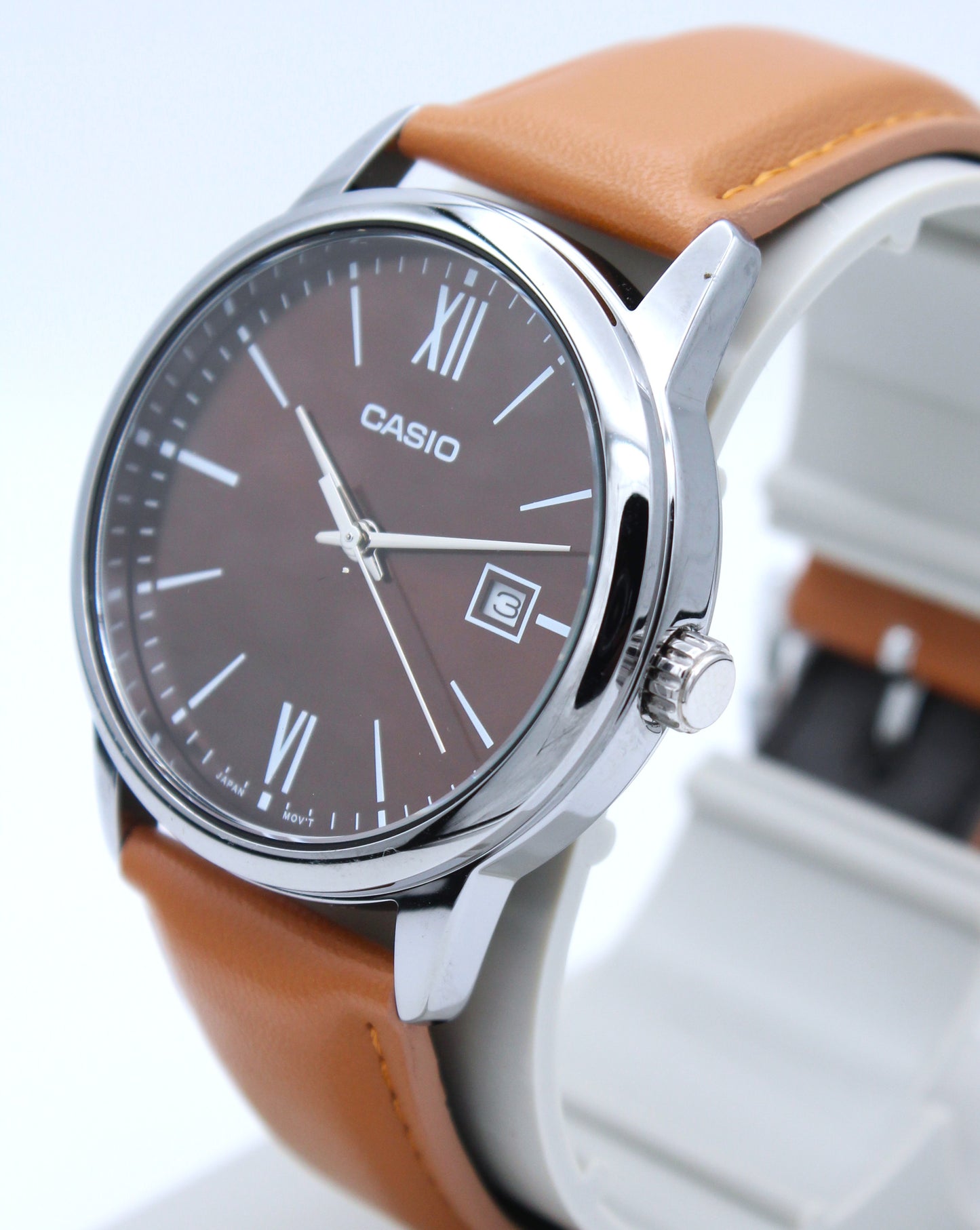 Casio MTP-V002L-5B3 – Clásico elegante “Brown Date”