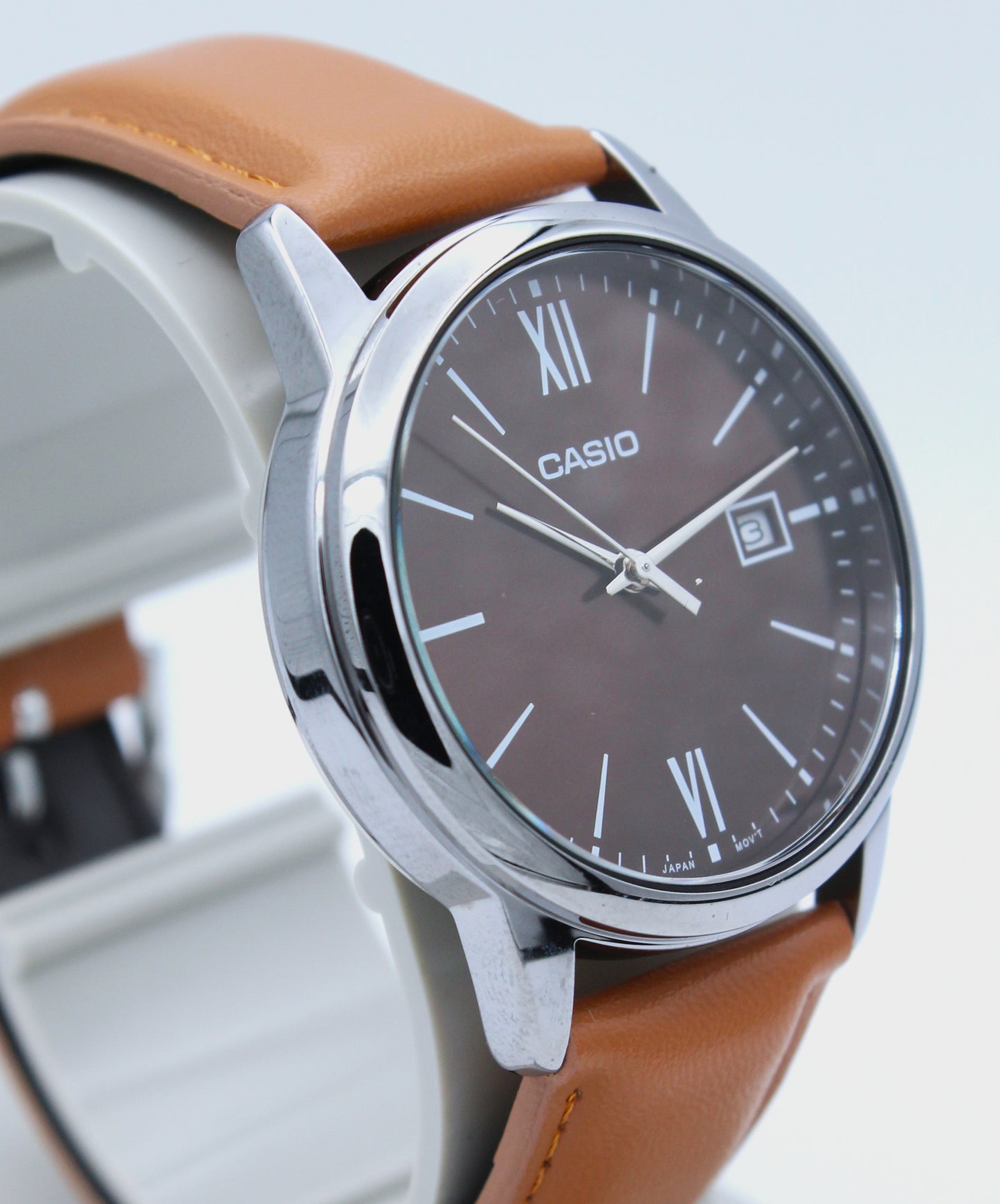Casio MTP-V002L-5B3 – Clásico elegante “Brown Date”