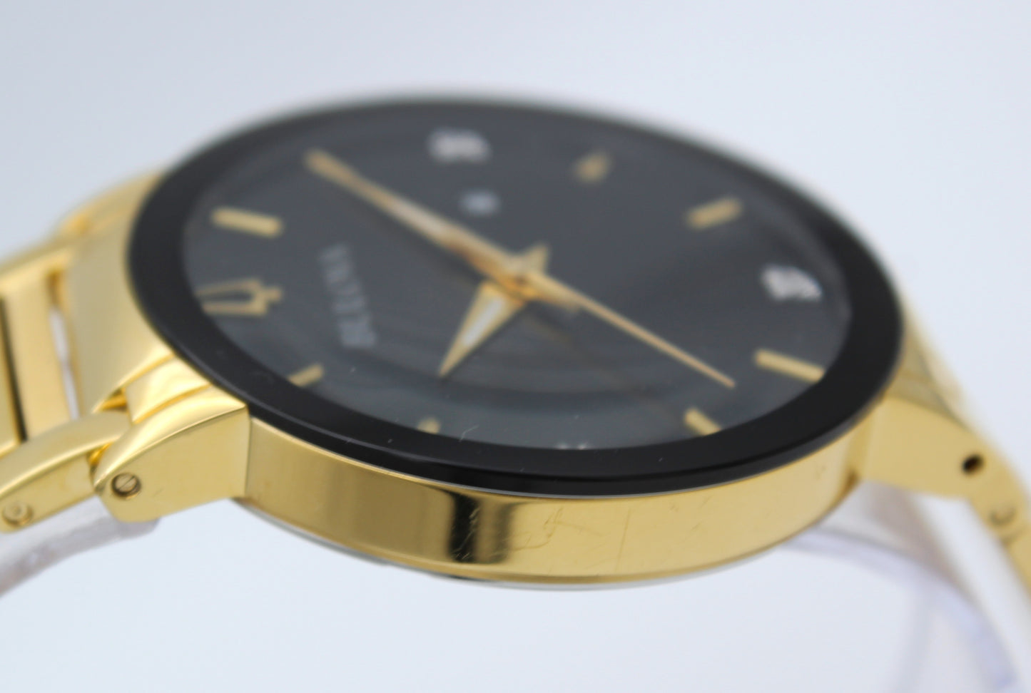 Bulova Futuro 97D116 – Moderno y elegante con cristal edge-to-edge